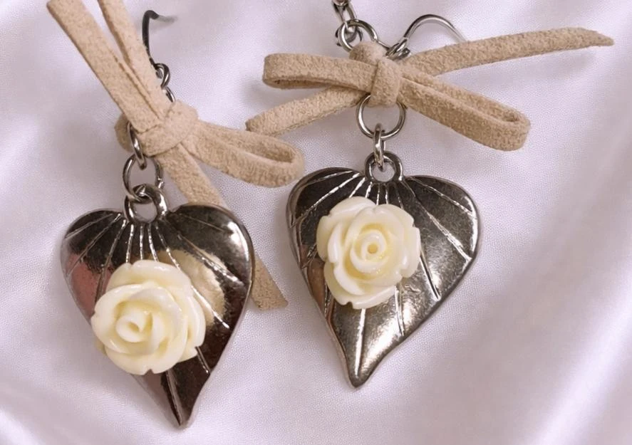 pendientes colgantes de corazón con rosa y moño – photo 2